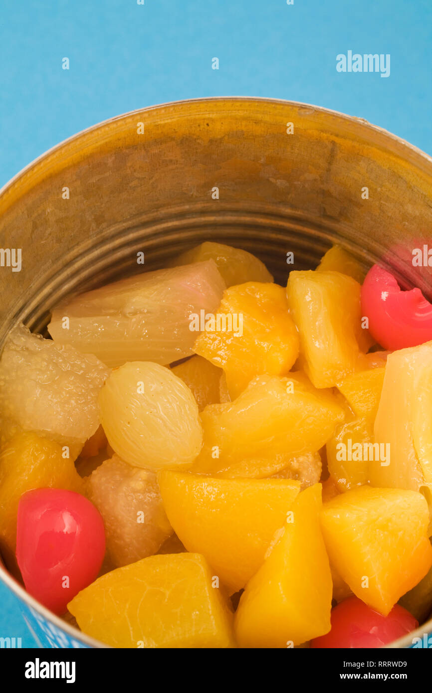Close-up de salade de fruits avec les cerises, les raisins, les pêches et  les poires dans une boîte sur un fond bleu Photo Stock - Alamy