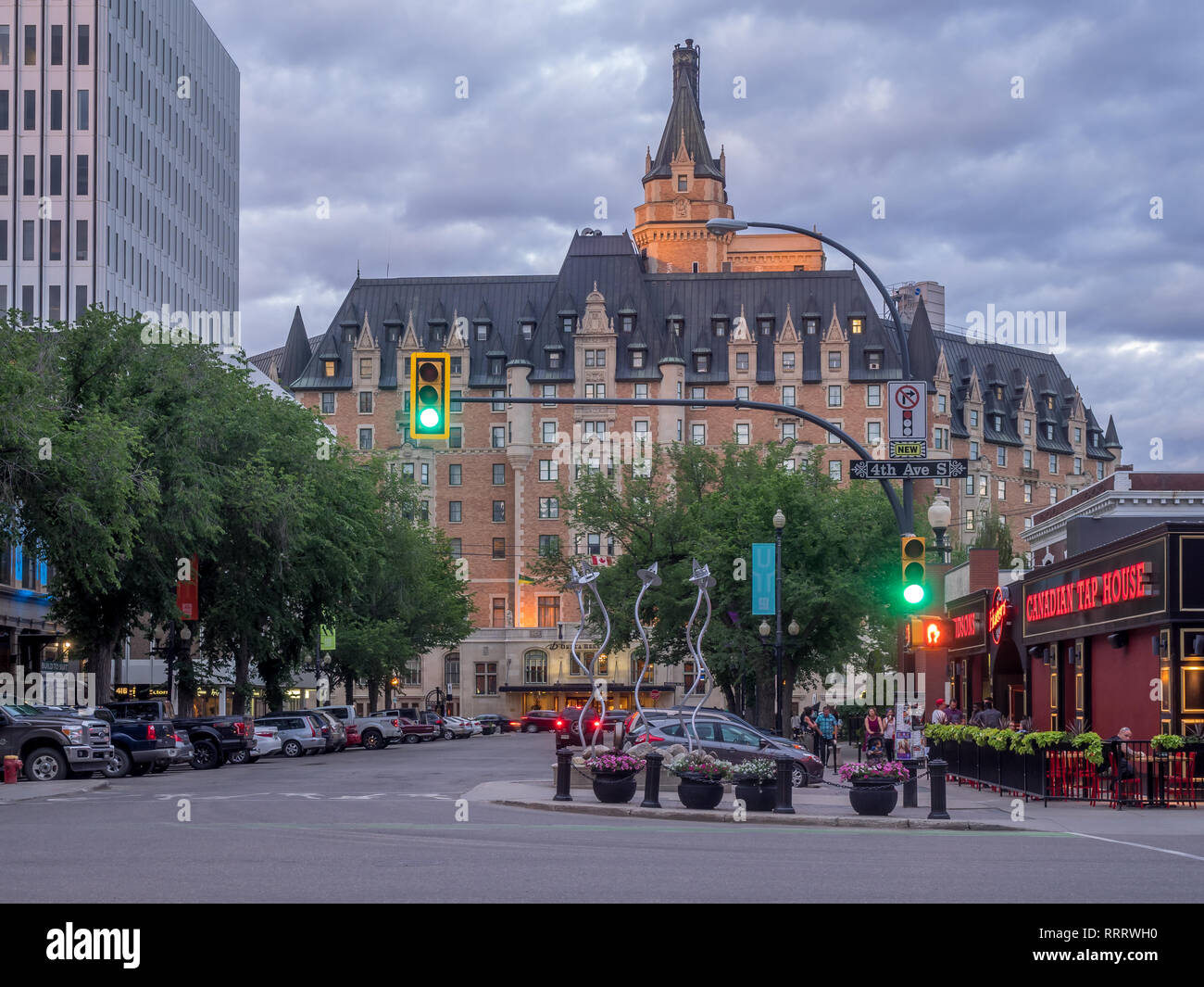 Hôtel Delta Bessborough historique le 2 juillet 2016 à Saskatoon, Saskatchewan, Canada. Soleil qui frappe la tour centrale de l'hôtel Bessborough, un quatre Banque D'Images