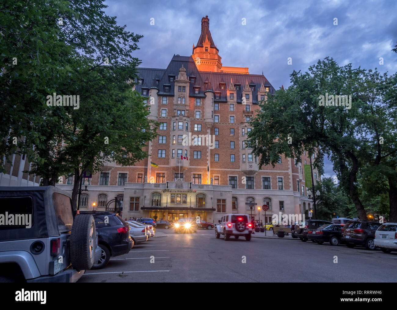 Hôtel Delta Bessborough historique le 2 juillet 2016 à Saskatoon, Saskatchewan, Canada. Soleil qui frappe la tour centrale de l'hôtel Bessborough, un quatre Banque D'Images