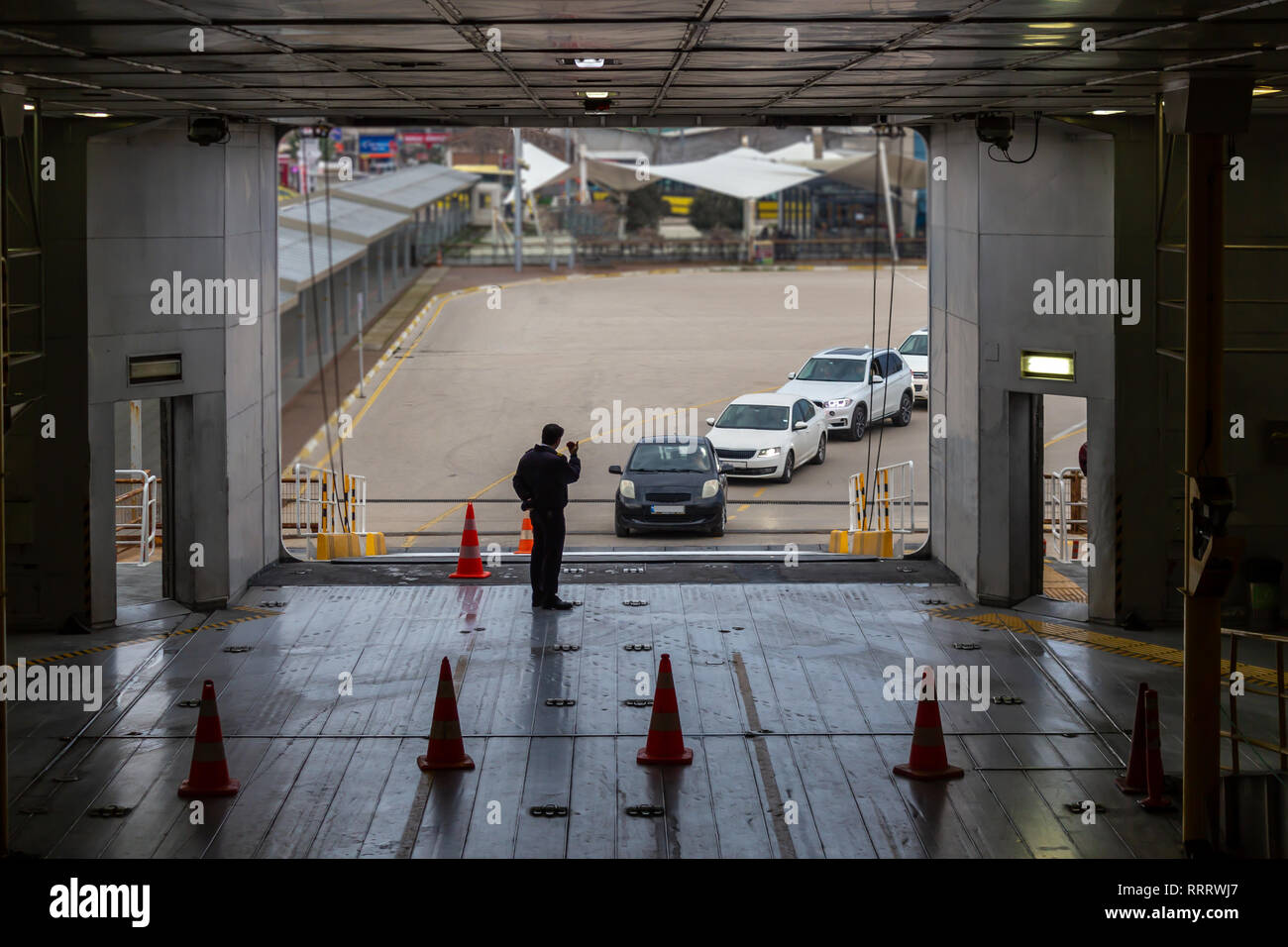 D'être chargé dans les véhicules car ferry Banque D'Images