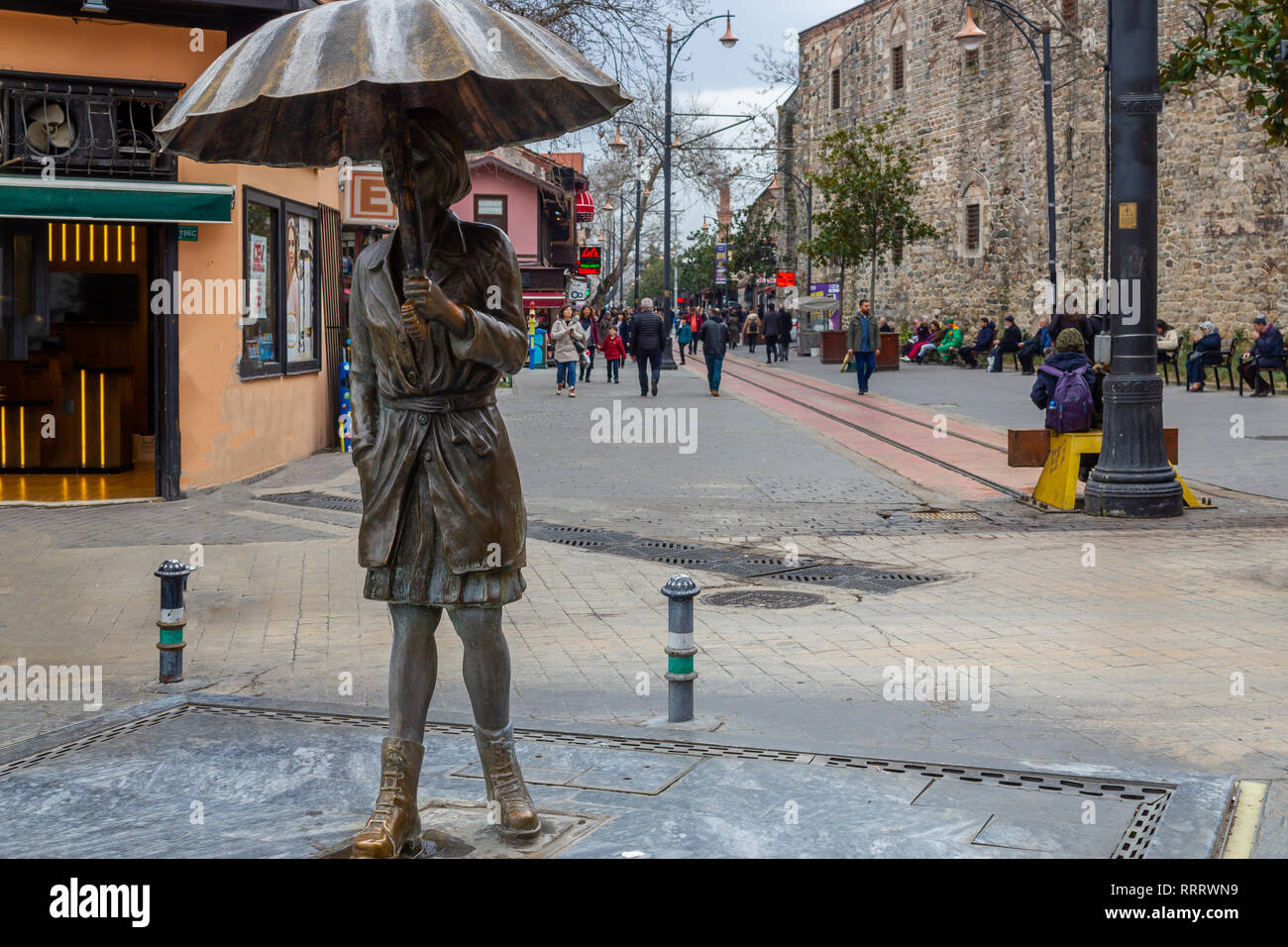 Istanbul / Turquie - le 25 janvier 2019 : Umbrella girl statue et Cumhuriyet Street, centre-ville Banque D'Images