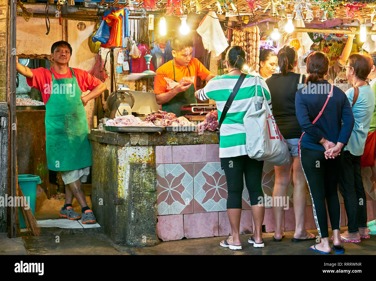 Baguio City, province de Benguet, Philippines - Le 26 décembre 2017 : Groupe de femmes d'acheter de la viande à un décrochage dans le Marché Central, le patron de regarder Banque D'Images