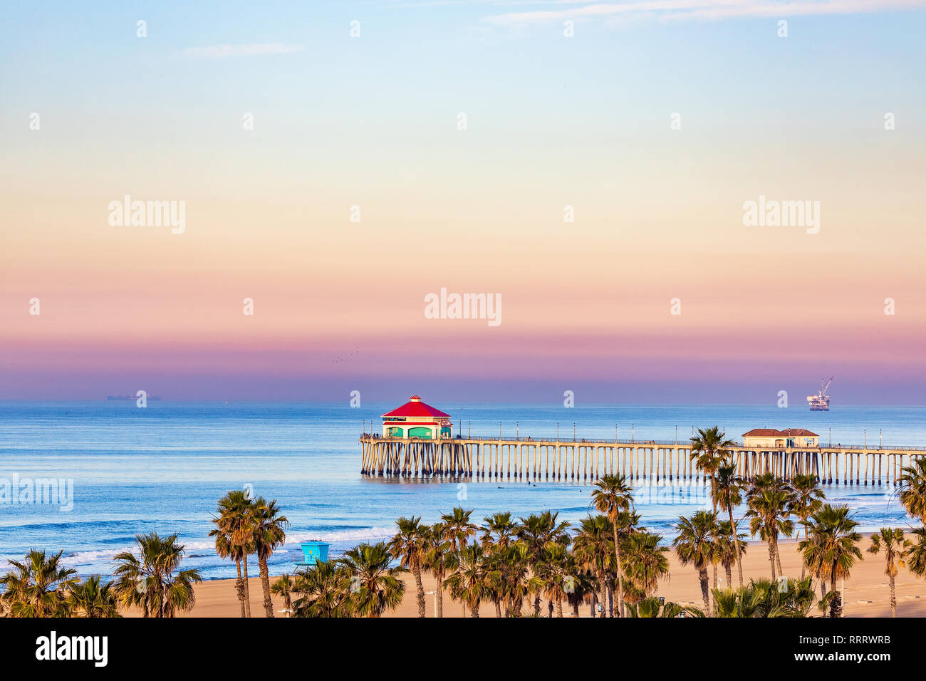 Couleurs du lever du soleil sur la jetée de Huntington Beach à Huntington Beach, Californie, États-Unis Banque D'Images