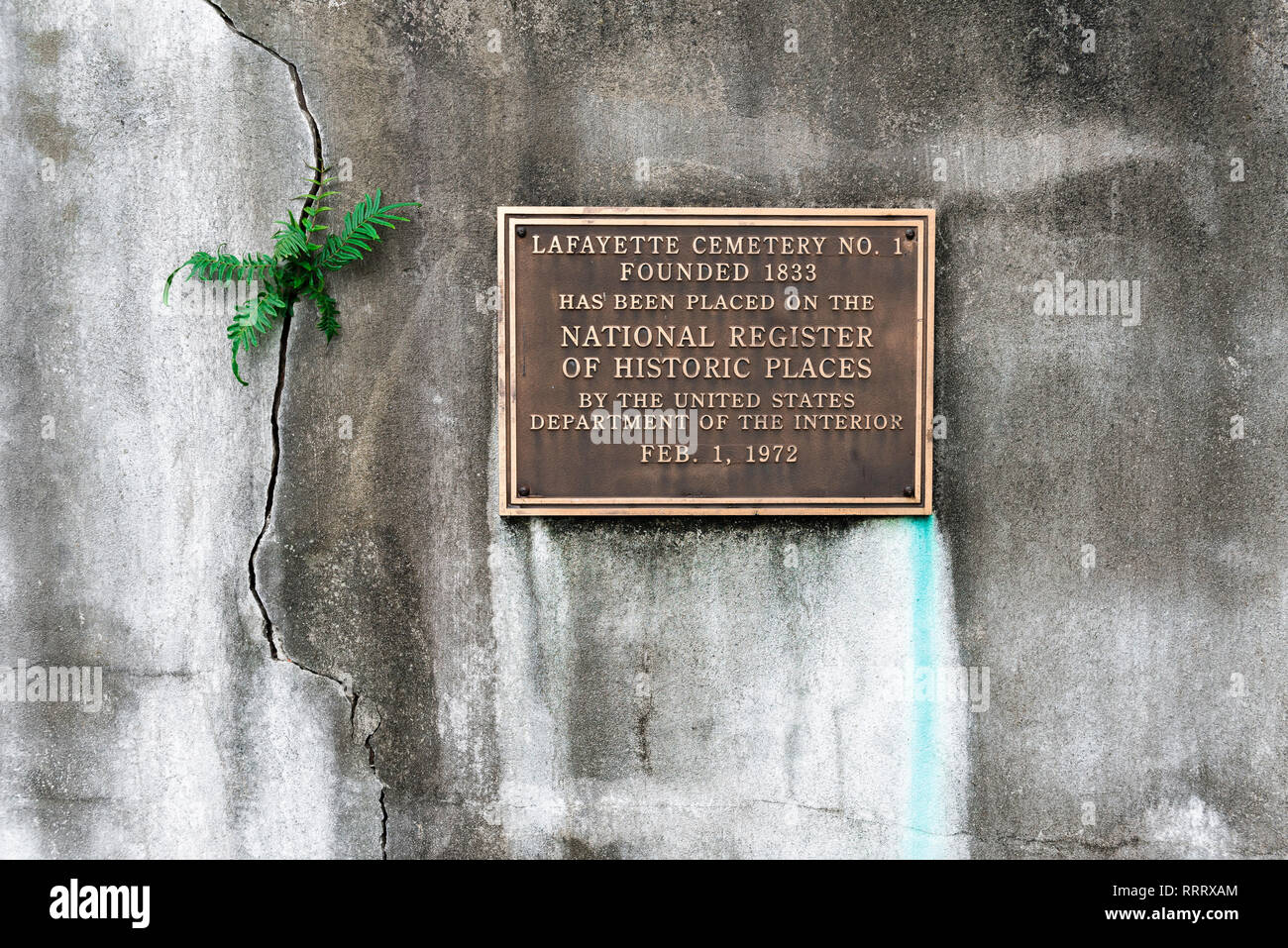 Cimetière Lafayette la Nouvelle-Orléans, vue sur une plaque d'information en laiton à l'entrée du cimetière Lafayette No.1 dans le quartier des jardins, la Nouvelle-Orléans, Etats-Unis Banque D'Images