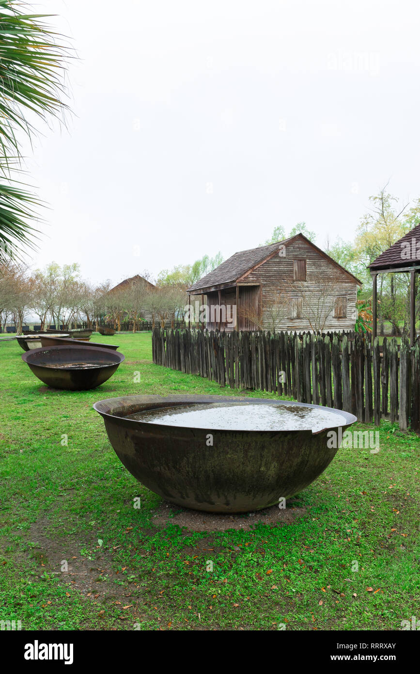Voir de grands bols en fer utilisé par les esclaves pour l'ébullition bas et du raffinage de la canne à sucre situé dans le Whitney Museum de plantation en Louisiane, USA Banque D'Images