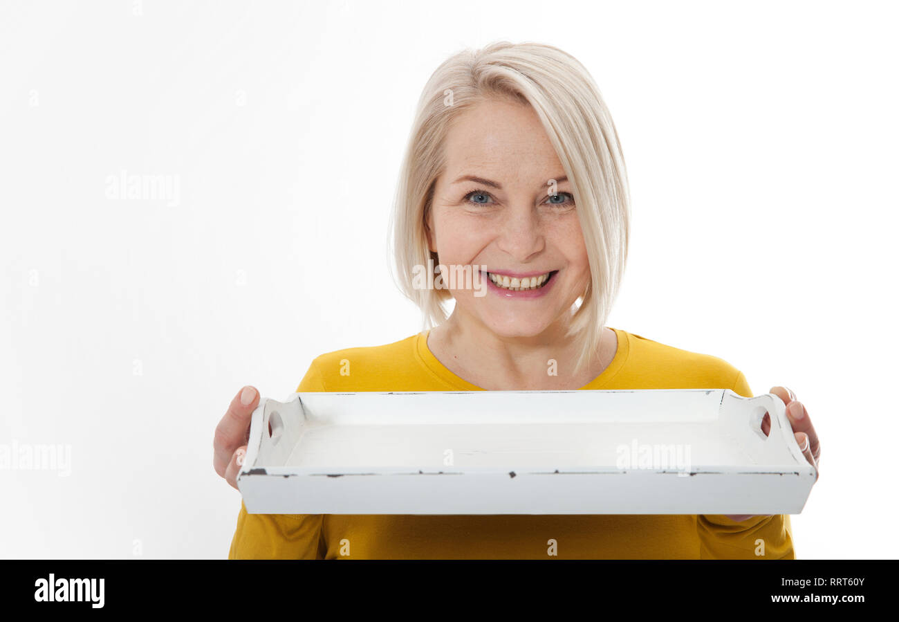 Femme cuisine serveuse bac vide donne à vos produits publicitaires isolé sur fond blanc. Maquette pour une utilisation Banque D'Images Femme cuisine serveuse bac vide donne à vos produits publicitaires isolé sur fond blanc. Maquette pour une utilisation Banque D'Images
