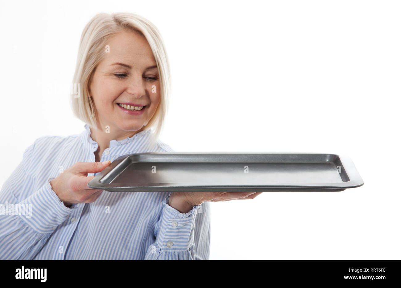 Femme cuisine serveuse bac vide donne à vos produits publicitaires isolé sur fond blanc. Maquette pour une utilisation Banque D'Images