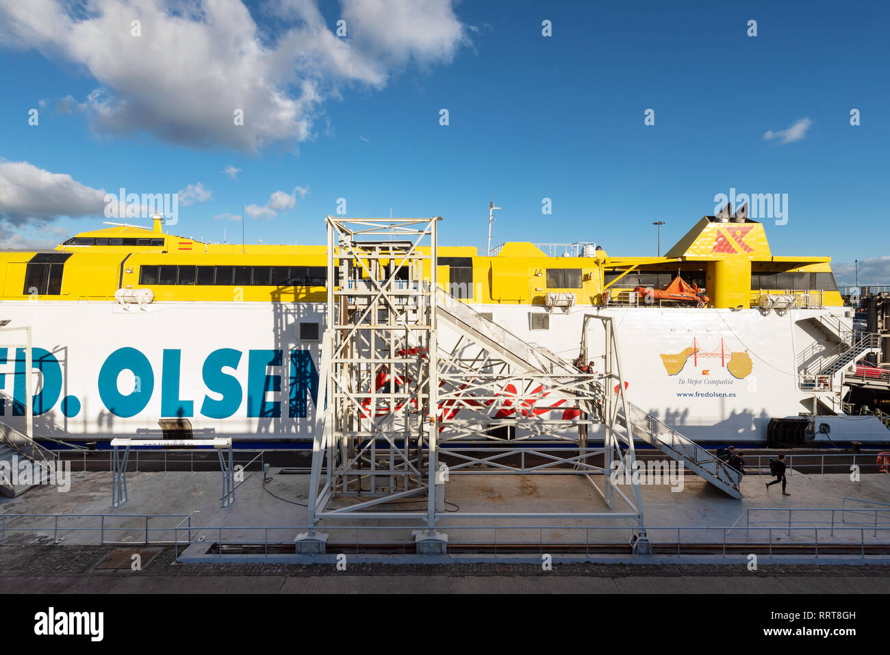 Tenerife, Espagne - 27 janvier 2019 : Fred Olsen navire Traversier Expres départ du port de Tenerife. Canaries, Espagne . Banque D'Images