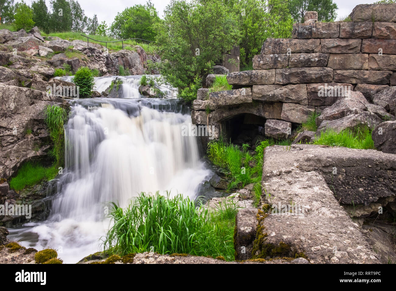 Belle rapide de l'eau qui coule et les roches, une longue exposition. Voyages saisonniers naturels contexte extérieur en Finlande Banque D'Images