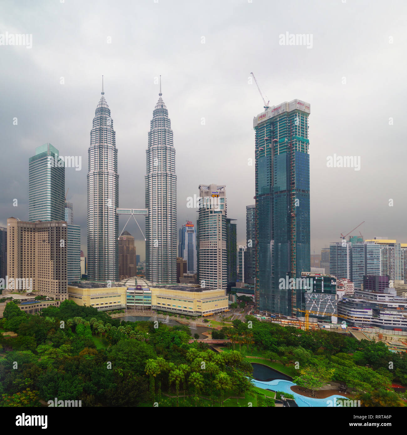 Les Tours Petronas et les bâtiments environnants en pleine tempête avec ciel couvert Banque D'Images
