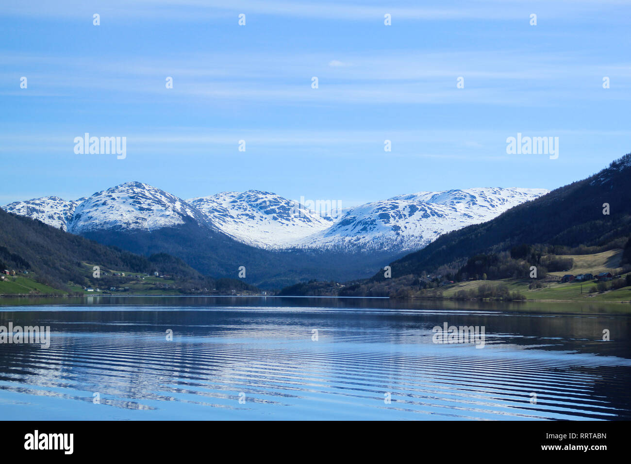 Calme et paisible paysage de Norvège. Montagne Blanche reflète dans crystal clear lake. Banque D'Images