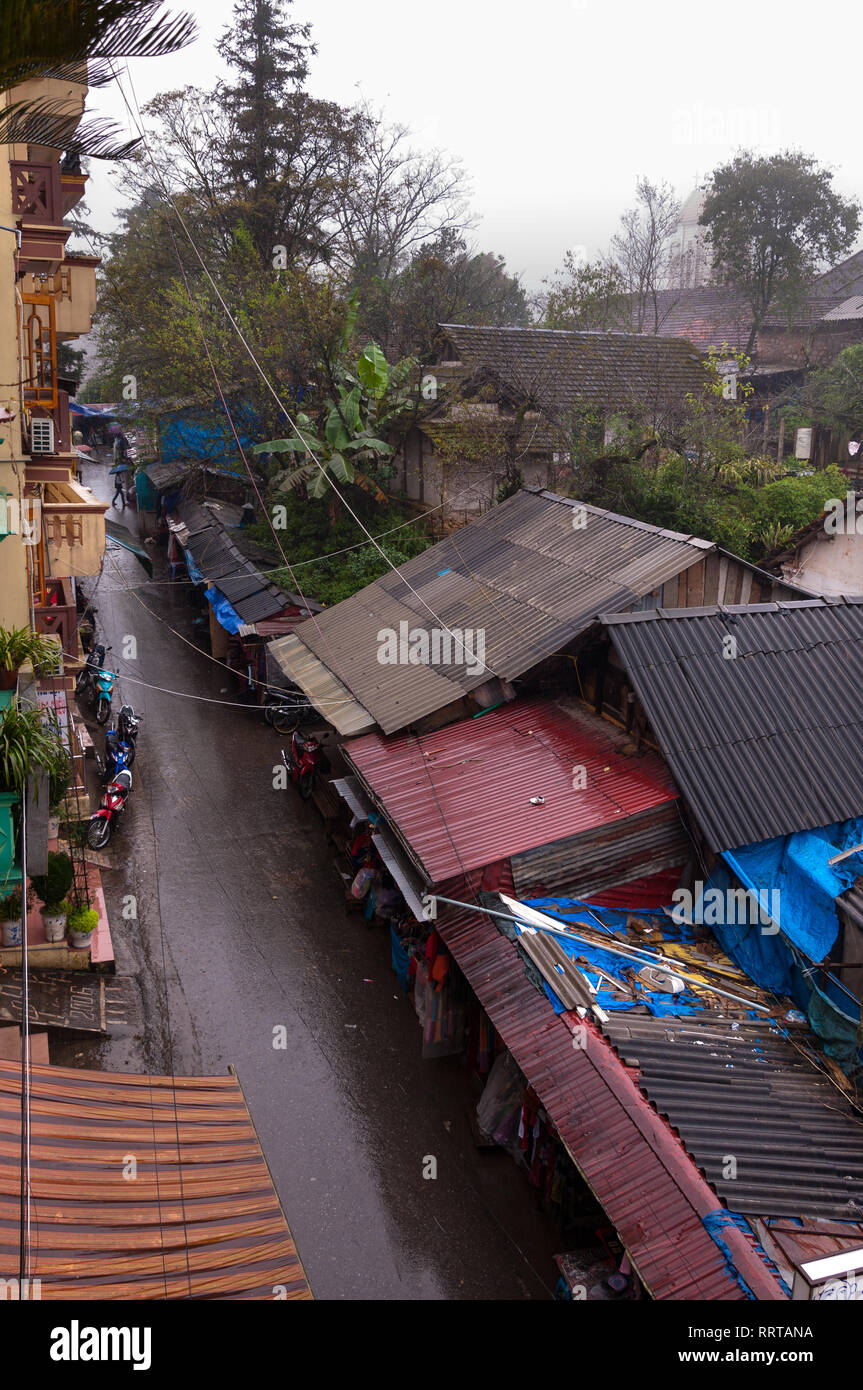 Route secondaire avec de petites échoppes et buidlings sur l'image, Sa Pa, Vietnam Banque D'Images