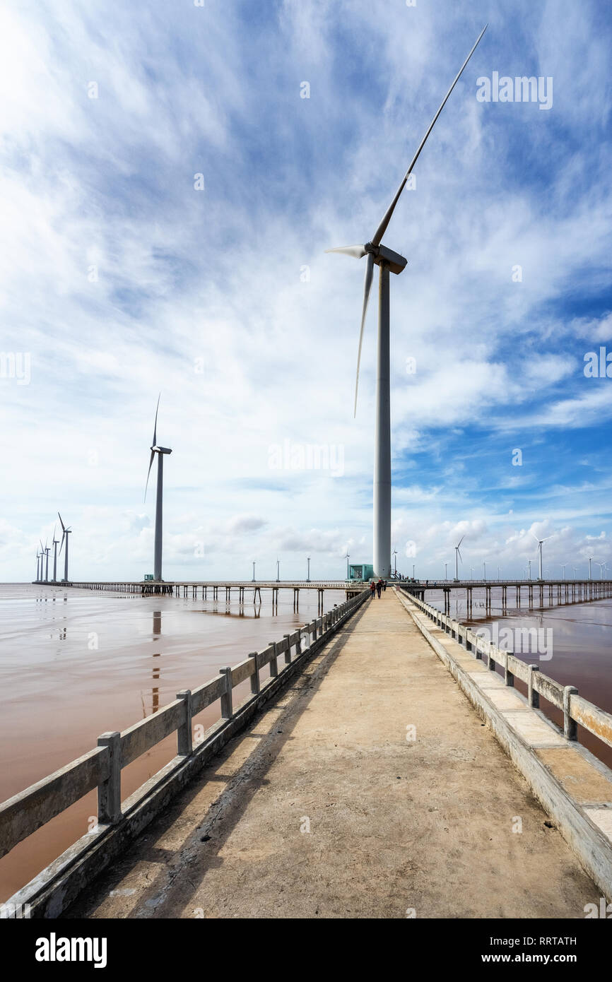Seacape avec l'énergie verte L'électricité éolienne, moulin à vent pour la production d'énergie électrique sur la mer à Bac Lieu, au Vietnam. Vue aérienne Banque D'Images