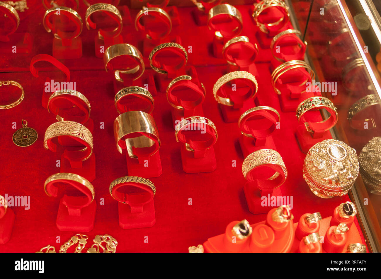 Différents anneaux d'or et autres bijoux exposés pour la vente, Sa Pa,  Vietnam Photo Stock - Alamy