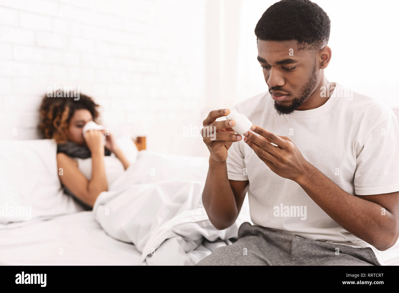 Ce qui porte l'homme attentif à son congé maladie grilfriend médicaments Banque D'Images