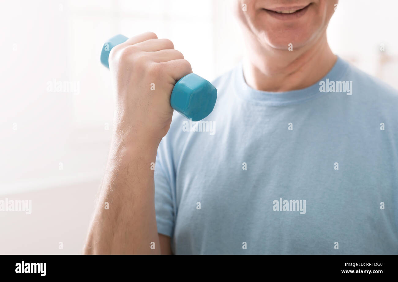 Man doing exercise pour biceps avec haltères Banque D'Images