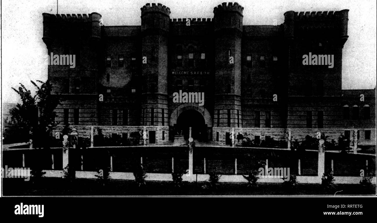 . Les fleuristes [microforme] examen. La floriculture. AuGiST 28, 1913. Les fleuristes^{ ' ' 13 Examen ? ? . v-v .' , ' ? .-' ?. Avant de G&gt;nvention Hall, avec le grand "Bienvenue" dans Altemanthera sur la pelouse. Avant la clôture de la convention le Boston délégation avait décidé qu'il doit être expositions à l'année prochaine. Il a été dit que les gens du parc nous aidera, comme ils ont fait à Minne- apolis, avec le jardin dans le Back Bay fens, près de l'arène et Horti- salle culturelle. L'enregistrement a été 408. Il inclus des membres locaux et quelques-unes des femmes, mais ne représente pas le total des att Banque D'Images