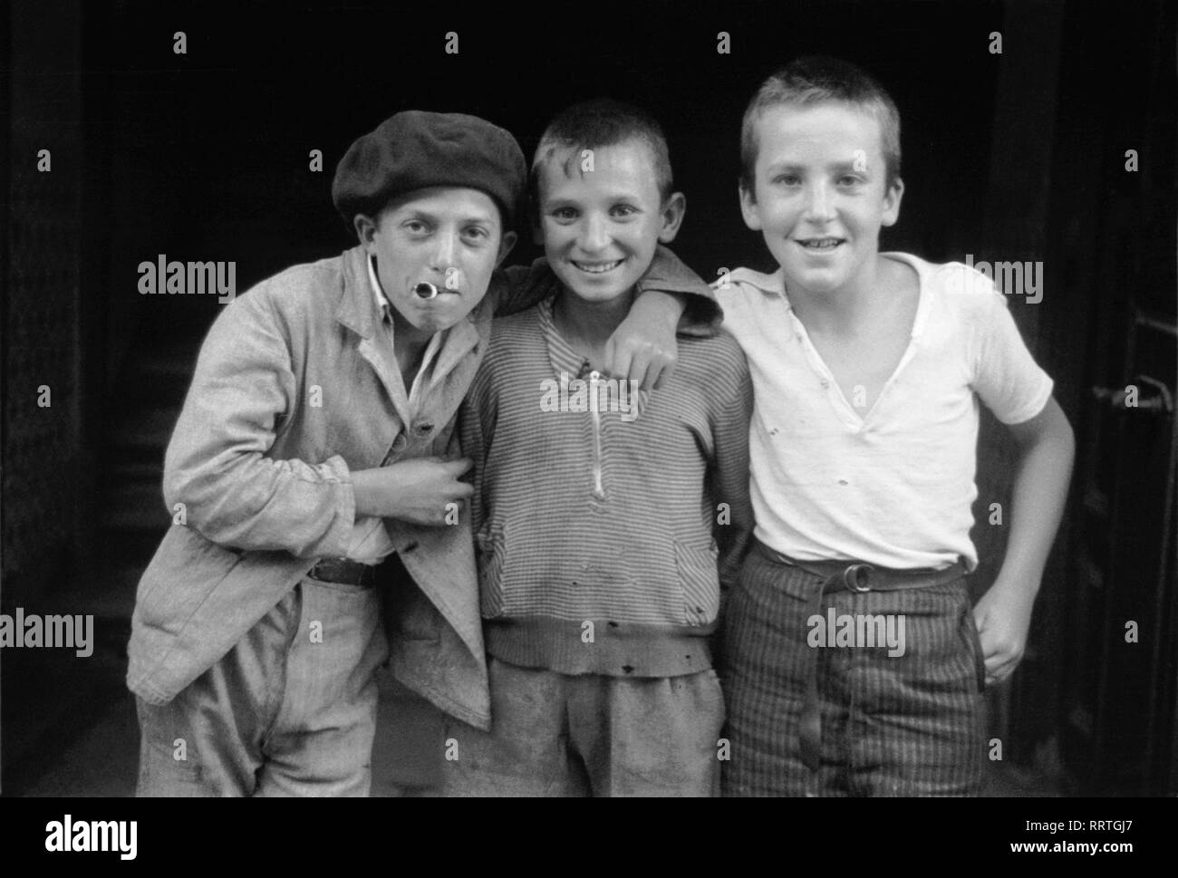 Billet d'Espagne - l'Espagne en 1950 - trois garçons de Vigo, en Galice. Drei Jungs aus Vigo, donnée, Spanien. Photo Erich Andres Banque D'Images