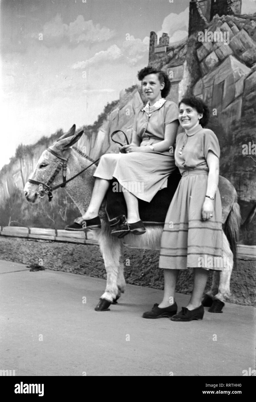 Femmes - Frauen mit Esel vor einer Drachenfels, Fotowand Deutschland 1950er Jahre. III. 658-37, la femme sur un âne en face d'un mur de photos avec château Drachenfels Allemagne, années 50. Banque D'Images