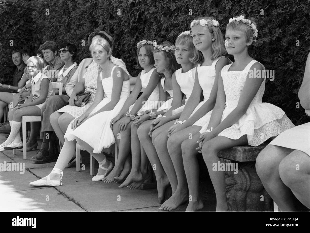 Girl - Mädchen auf der Bank, XII.3254-27, Kinder, Ballett. Filles de ballet ballerines assis sur un banc, 1960 er, 1960. Banque D'Images