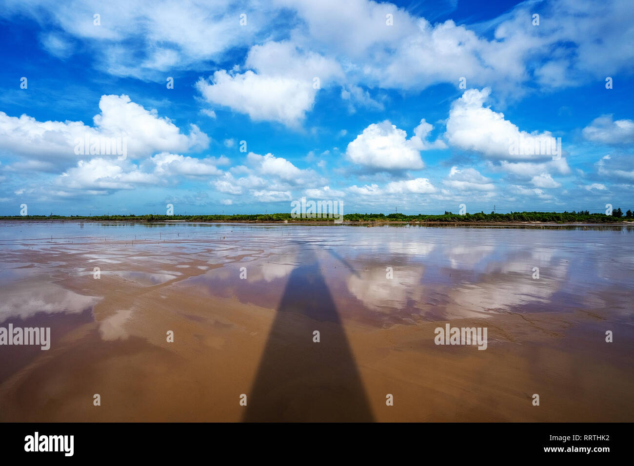 Vue aérienne des éoliennes sur une journée ensoleillée, sur la mer, Bac Lieu, le Viet Nam Banque D'Images