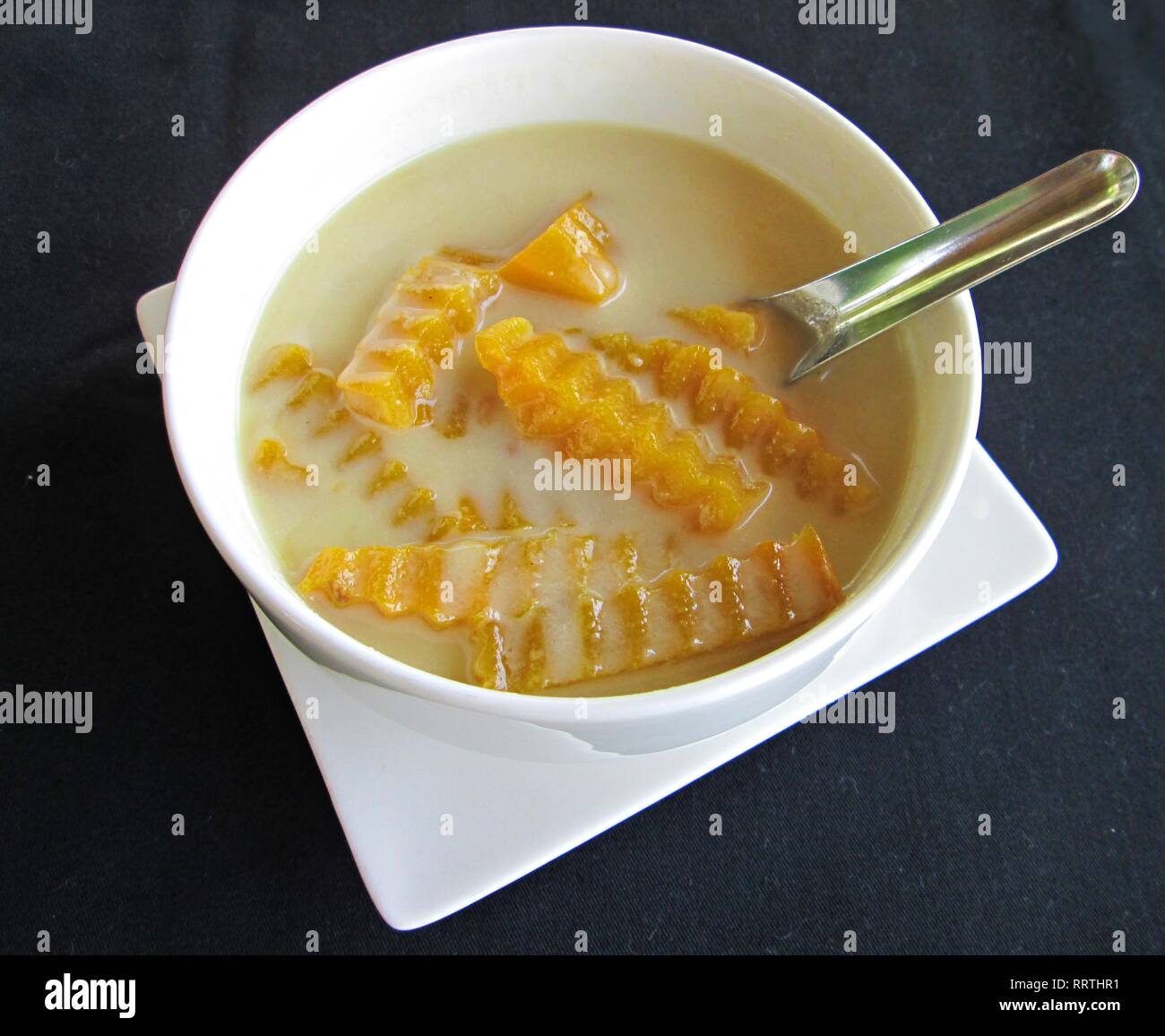 Citrouille en lait de coco sucré ( Faktong buad gang ) Banque D'Images