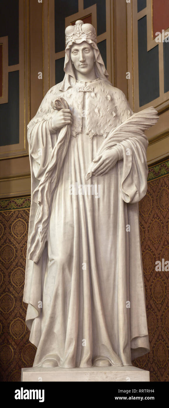 PRAGUE, RÉPUBLIQUE TCHÈQUE - le 13 octobre 2018 : La statue en marbre de Sainte Ludmila en église kostel Svatého Václava par Čeněk Vosmík illustrations faites par Luisi dans Banque D'Images