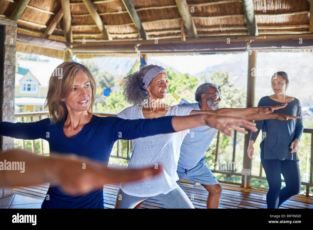 La pratique de yoga guerrier 2 poser dans hut au cours de yoga retreat Banque D'Images