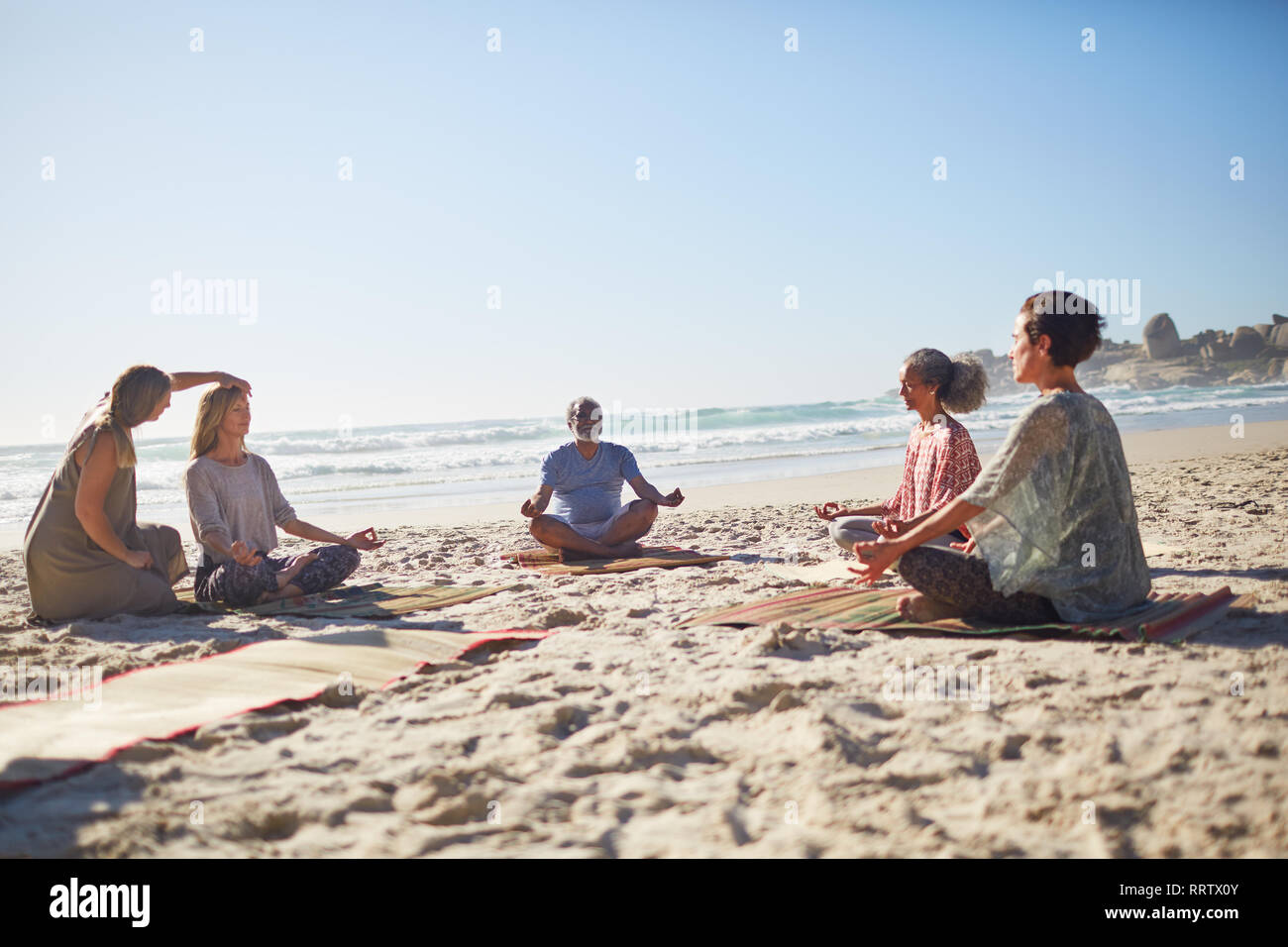 La méditation de groupe sunny beach au cours de yoga retreat Banque D'Images