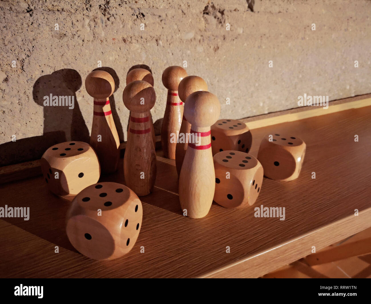 Pièces de jeu en bois avec des dés comme élément de décoration. Banque D'Images