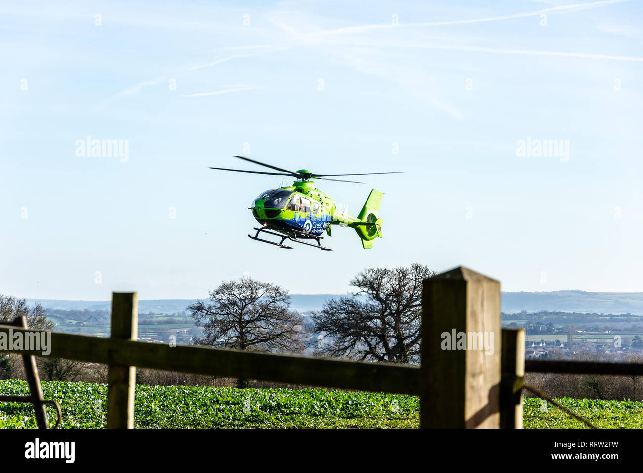 Bradford Leigh Wiltshire UK 9 Janvier 2019 La Great Western air ambulance hélicoptère décoller à partir d'un champ Banque D'Images