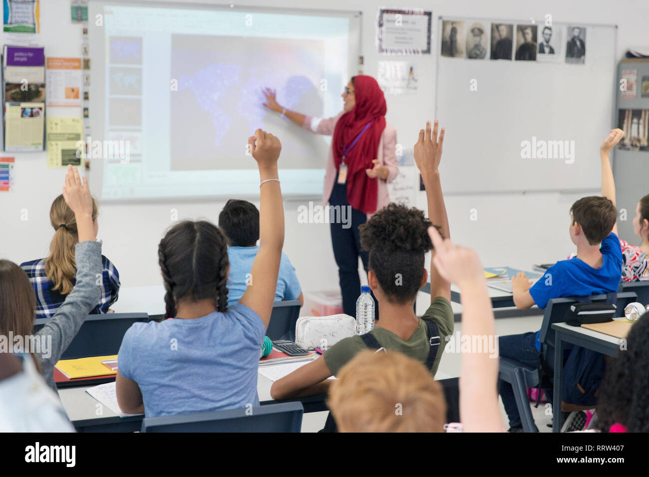 Enseignante dans l'enseignement à l'hijab leçon écran de projection en salle de classe Banque D'Images