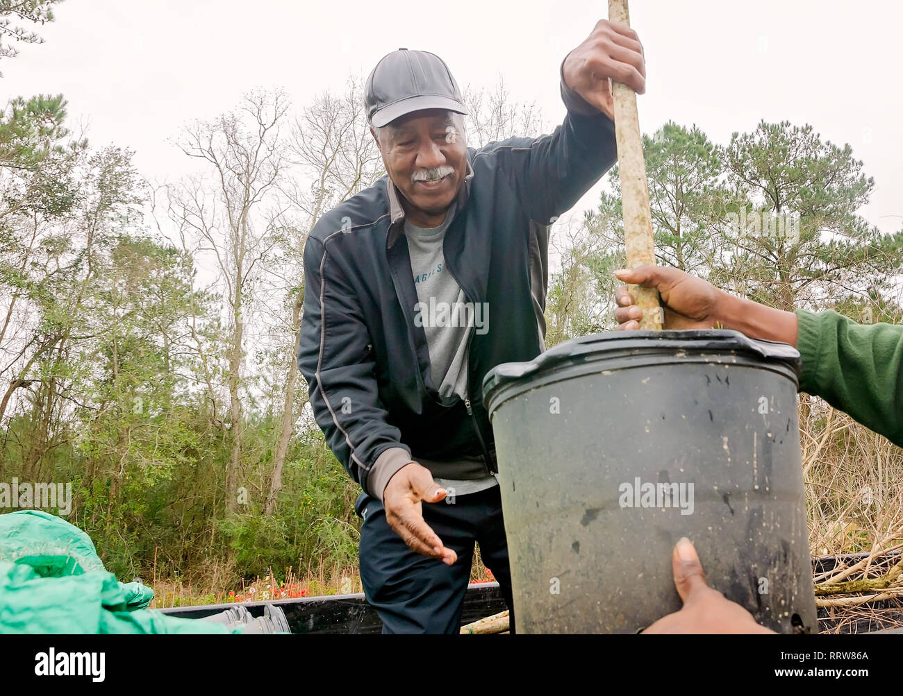 Mets de New York Hall of Famer Cleon Jones charge une crape Myrtle Tree à Shore Acres Plant Farm, 10 févr. 19, 2019, dans Theodore, Alabama. Banque D'Images