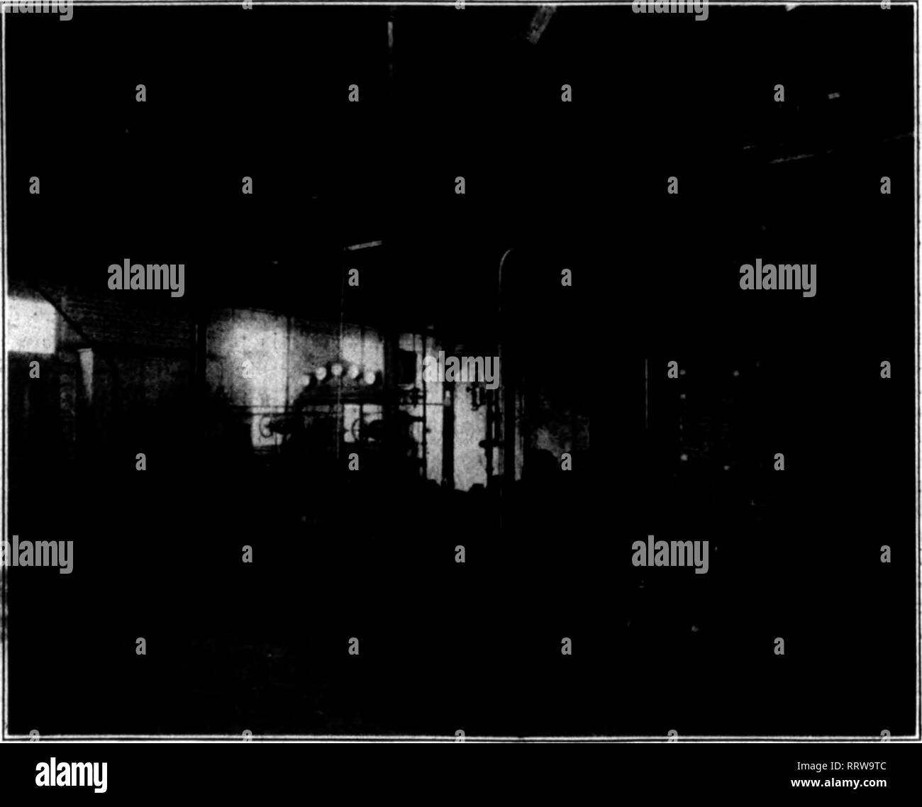 . Les fleuristes [microforme] examen. La floriculture. Vue sur le Raoge du J. W. Davis Gx, Davenport, la., montrant l'un des 600 pieds Housrs. Une serre. Aide mécanique pour le producteur. Si vous n'avez pas vu la légende de l'illustration en bas de la page, vous pourriez le prendre pour la centrale électrique d'une rue de fer. Ou, peut-être, on croirait que c'est la ville de l'eau. Mais il n'est ni ; c'est la chaufferie et bâtiment de service d'un fleuriste, le J. W. Davis Co., près de port- Daven, la. Elle sert à montrer comment un grand travail est de fournir la chaleur et la puissance pour la mécanique Banque D'Images