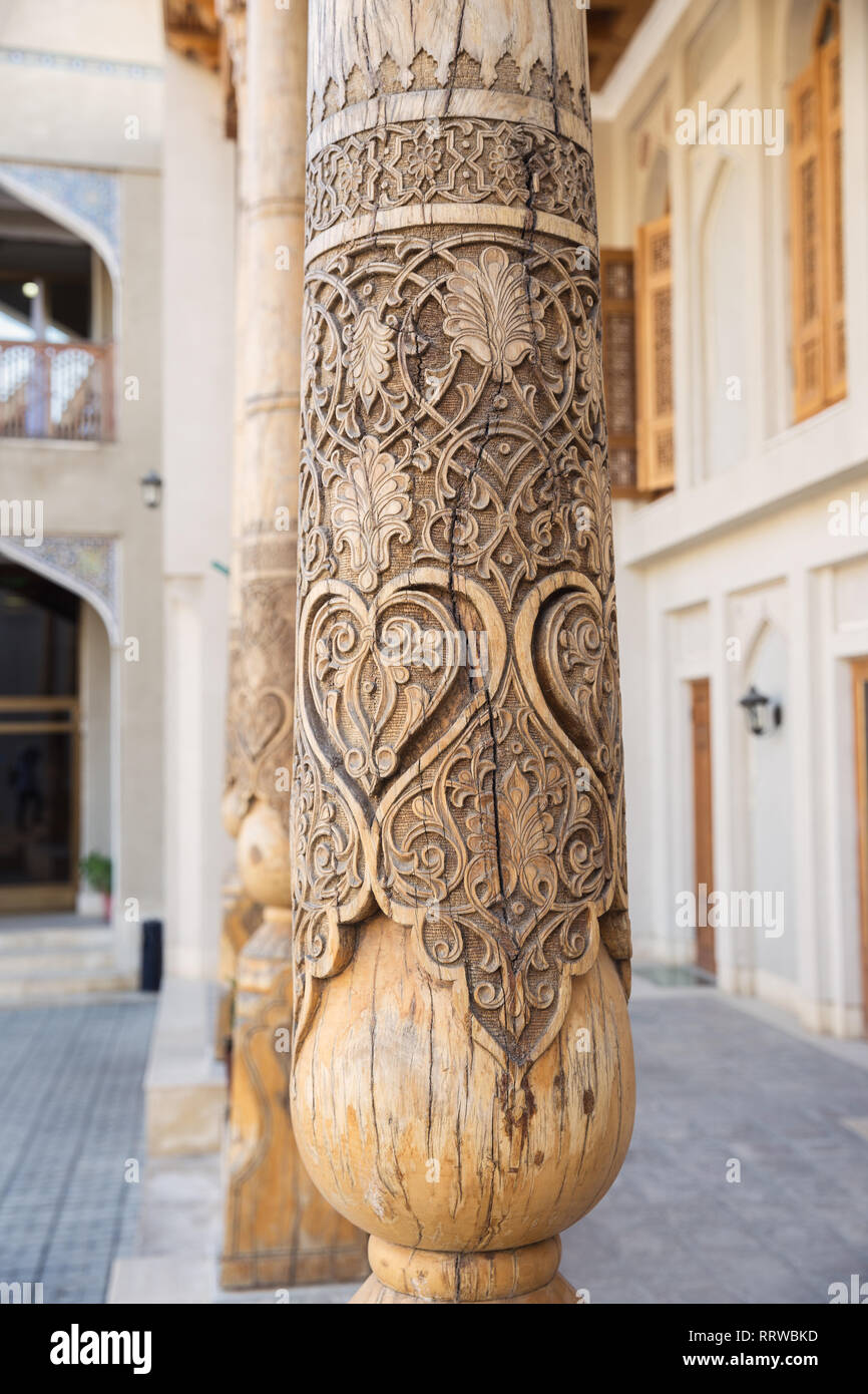 Sculpture sur bois artisanat ouzbek traditionnel. Colonne en bois sculpté avec ornement floral, Boukhara, Ouzbékistan Banque D'Images