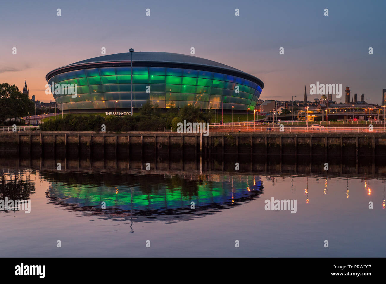 Glasgow/Ecosse - 20 septembre 2016 : la SSE Hydro illuminé en bleu et vert et se reflètent dans la rivière Clyde au crépuscule Banque D'Images