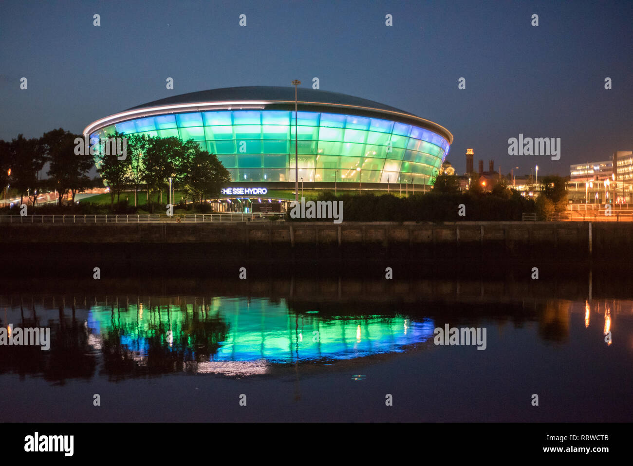 Glasgow/Ecosse - 20 septembre 2016 : la SSE Hydro illuminé en bleu et vert et se reflètent dans la rivière Clyde dans la nuit Banque D'Images
