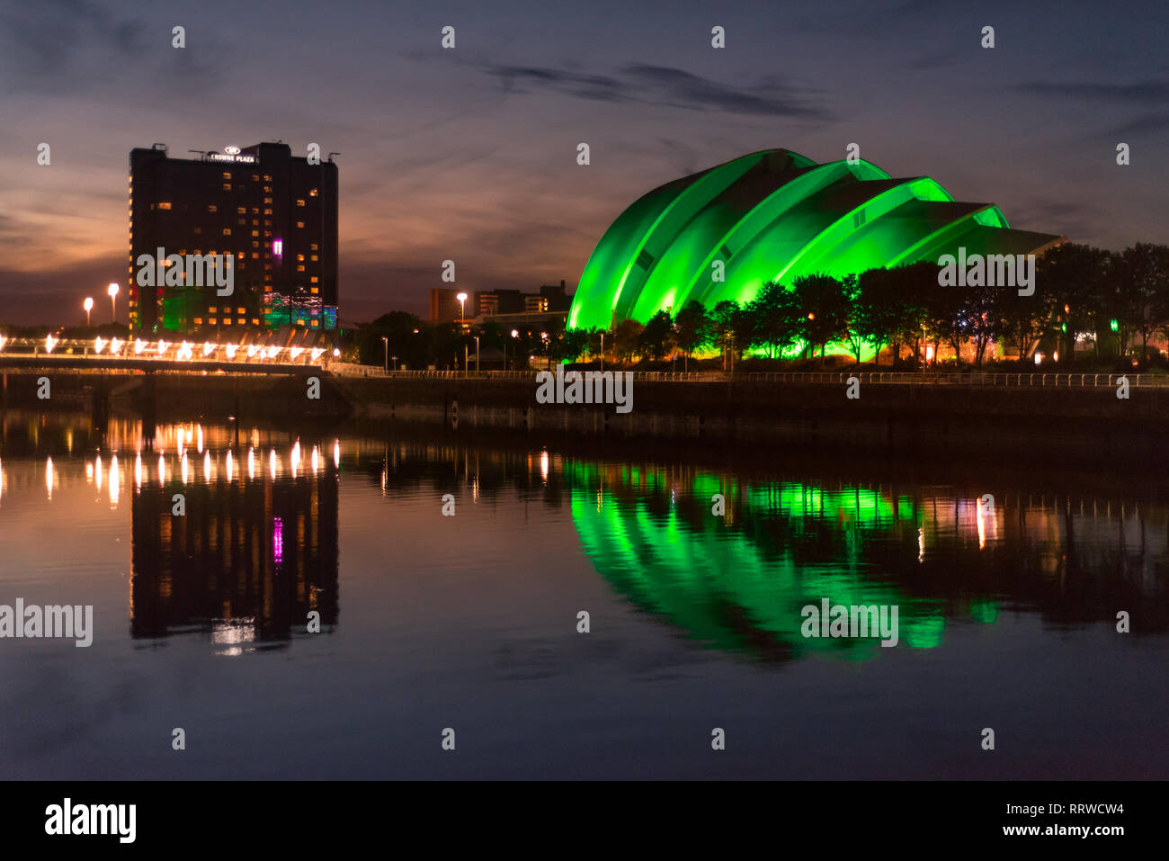 Glasgow/Ecosse - 20 septembre 2016 : Avis de la SEC Armadillo illuminé en vert, reflétée dans la rivière Clyde Banque D'Images