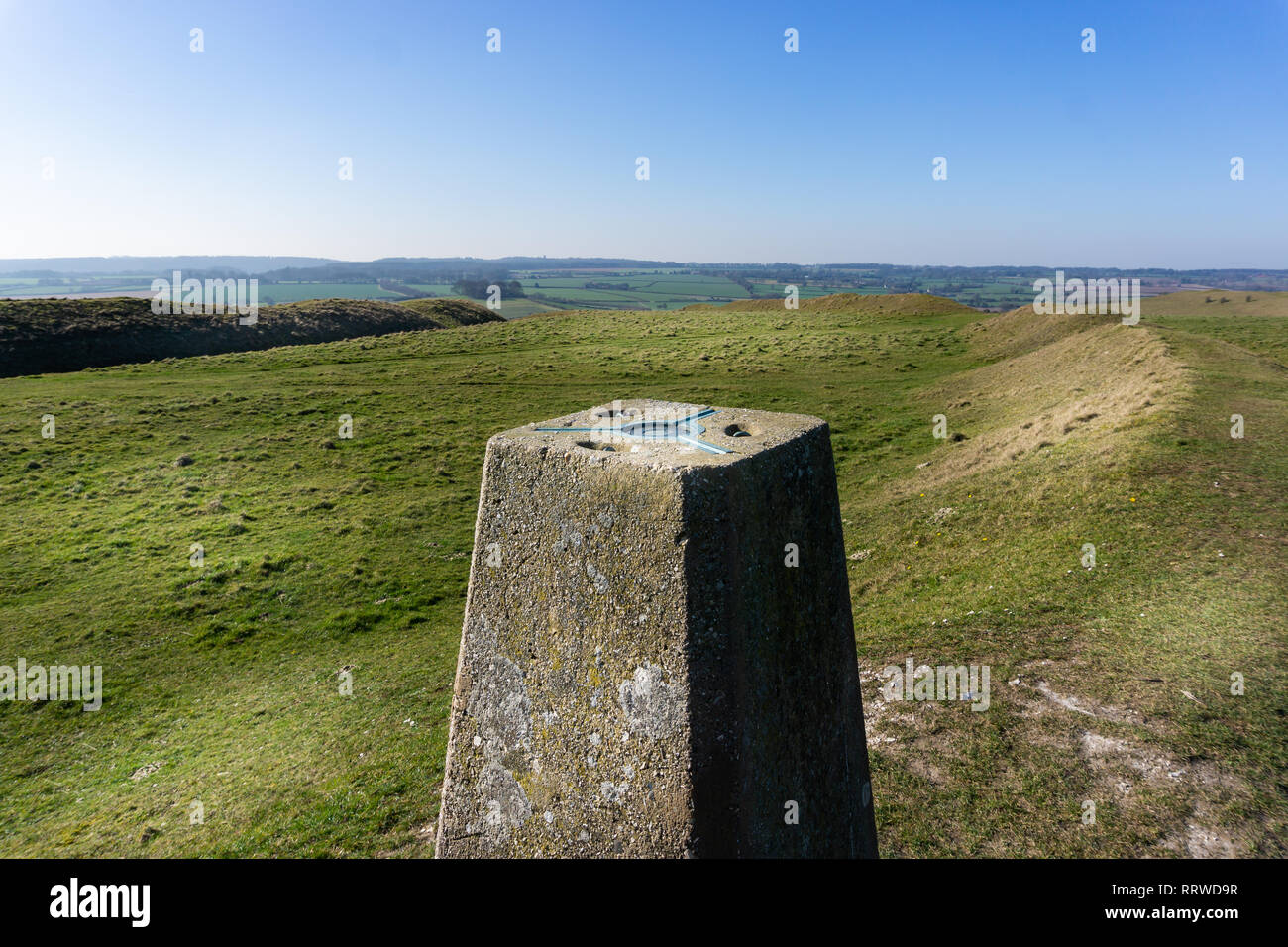 Point de triangulation ou de la station en haut de feuille blanche Colline avec belle vue sur la campagne dans le Wiltshire, UK Banque D'Images