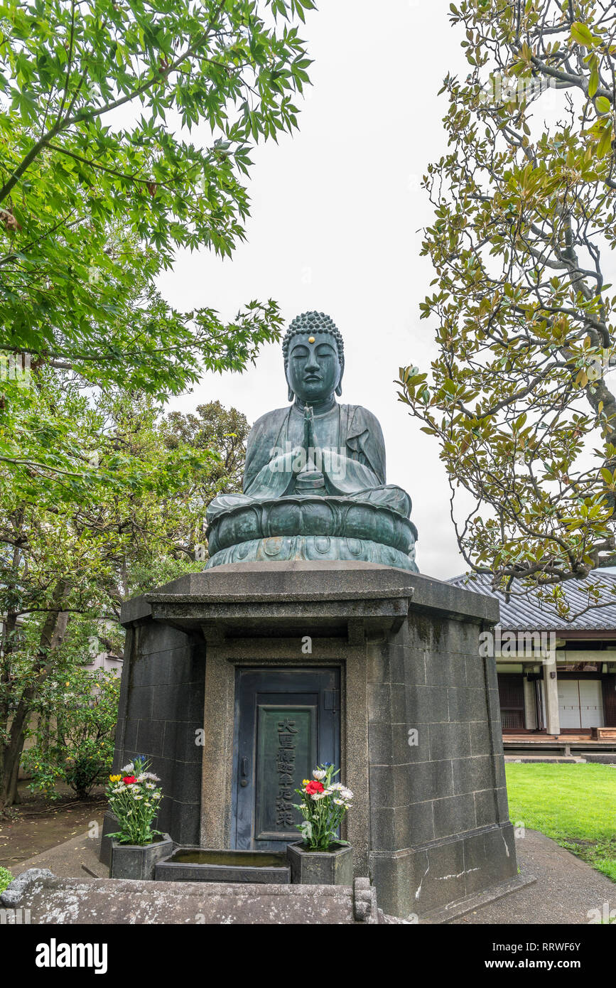 Yanaka, Tokyo, Japon - 18 août 2017 : Temple de Tennoji, secte Tendai du bouddhisme. Statue de Bouddha en bronze construit en 1690 par Kyuemon Ota connu comme 'Te Banque D'Images