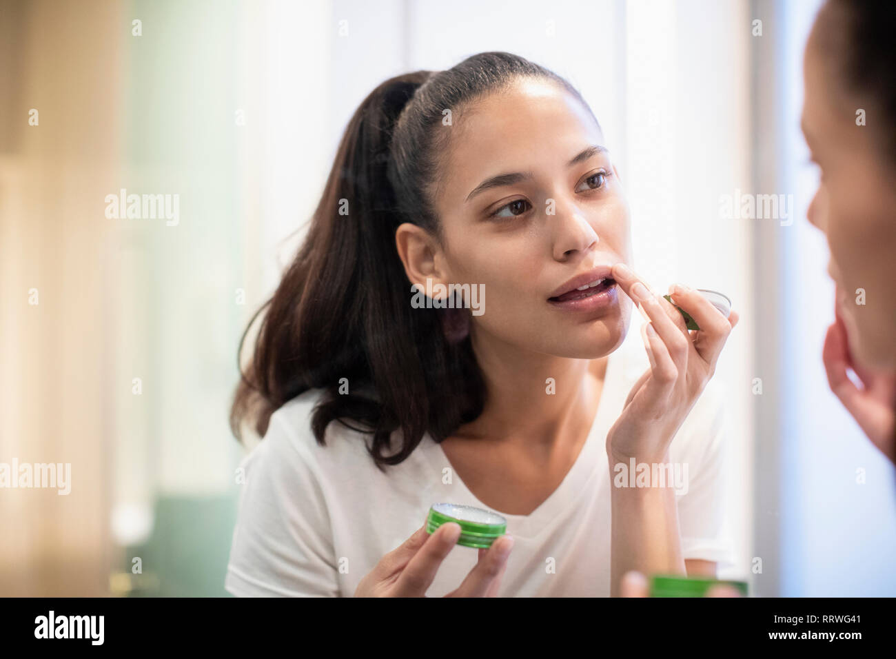 Woman baume à miroir dans Banque D'Images