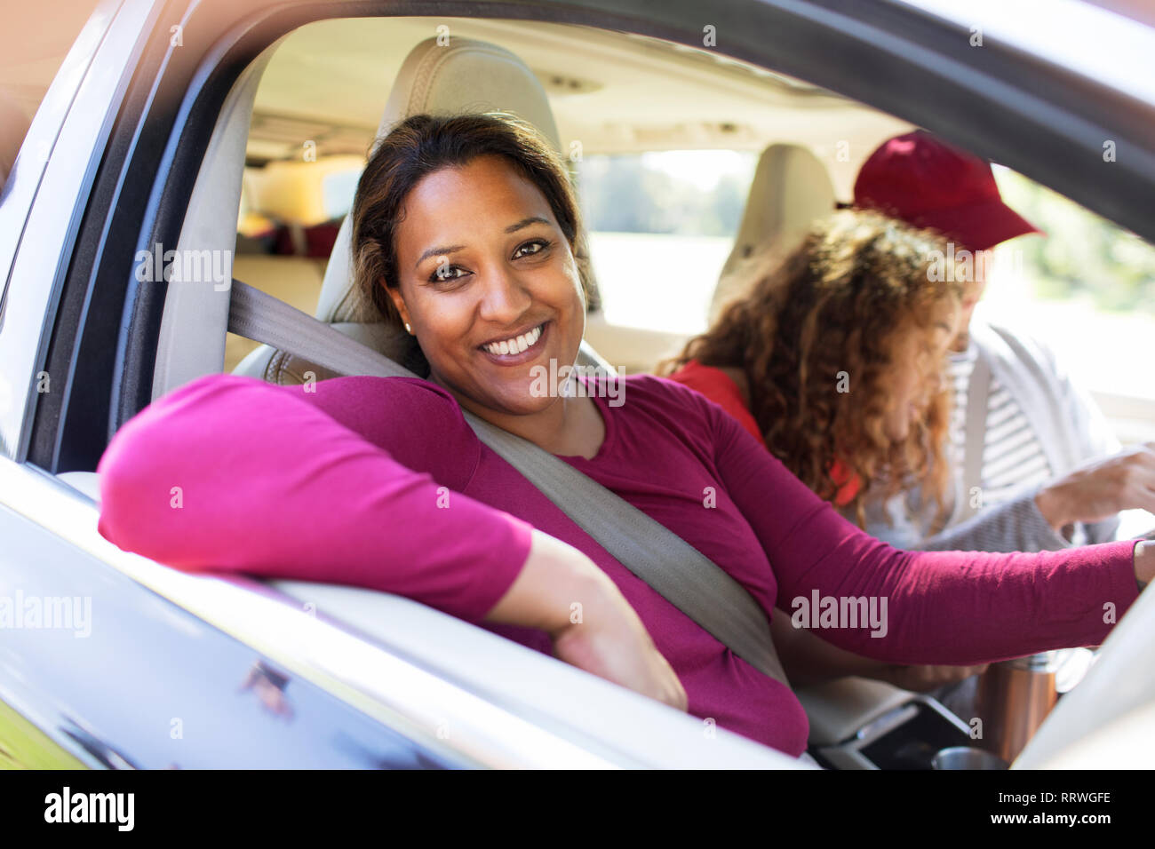 Portrait happy woman in car en famille on road trip Banque D'Images