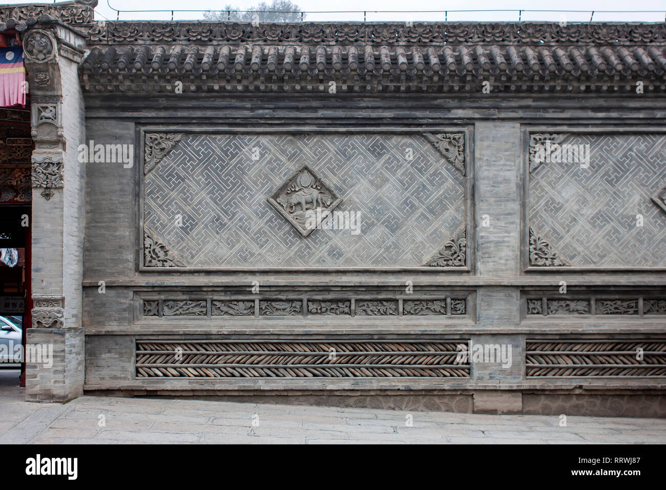 Beaux Détails Oriental chinois traditionnel sur un mur. Une clôture a fait de carreaux gris. Banque D'Images