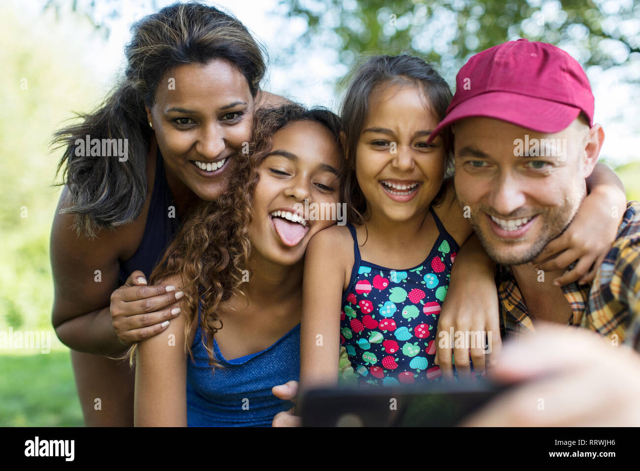 En famille ludique avec selfies téléphone appareil photo Banque D'Images