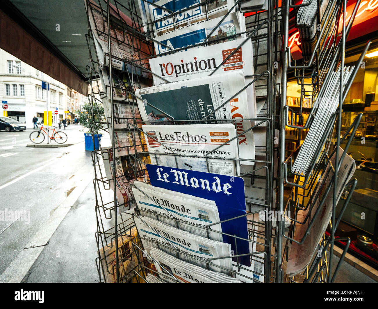 PARIS, FRANCE - DEC 10, 2018 : stand kiosque Kiosque presse vente avec plusieurs journaux français, l'opinion, l'Express, le monde, Le Figaro, le monde économique, Les Echos, La Tribune Banque D'Images