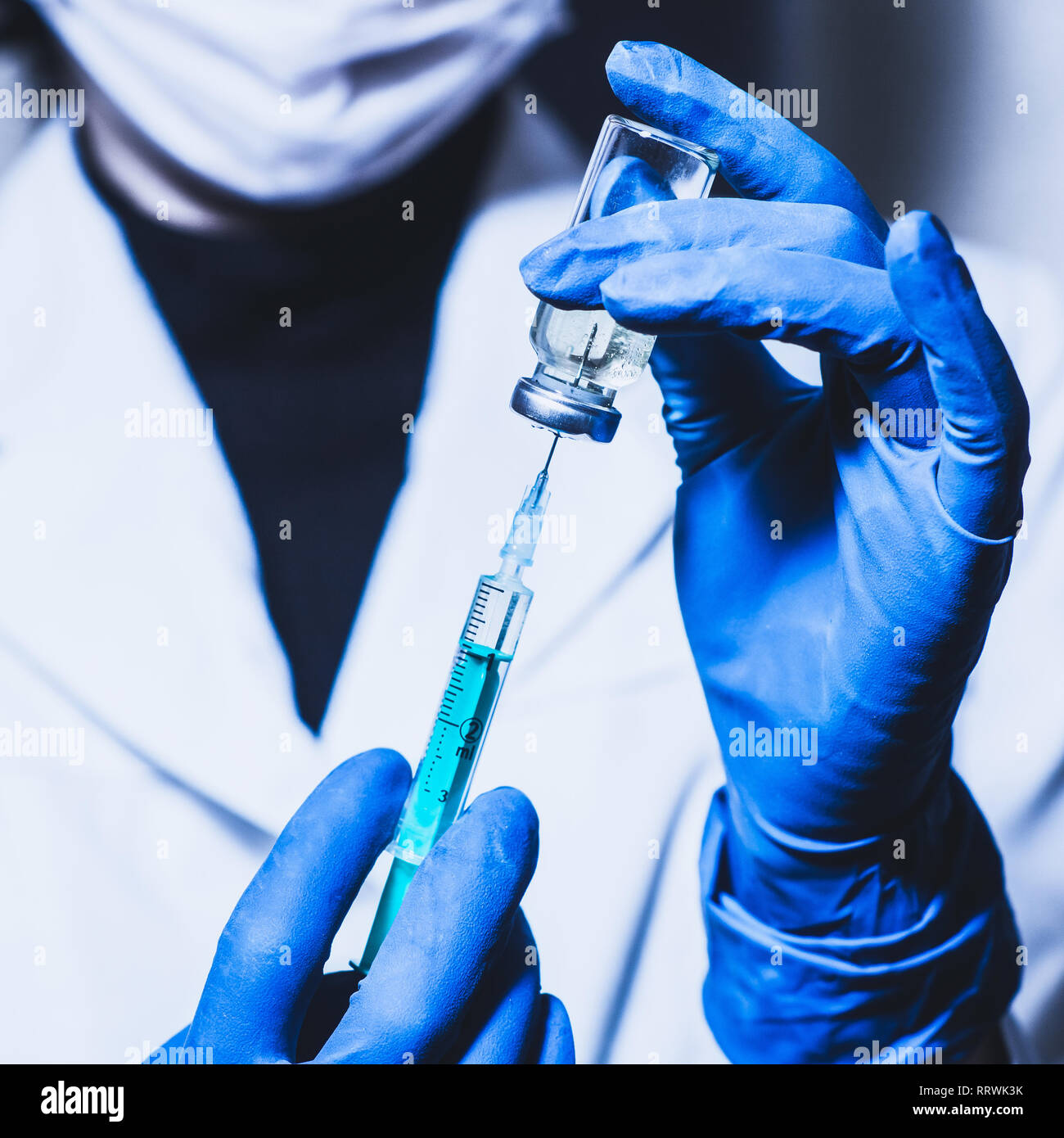 Seringue et main libre. Le concept de la vaccination, le remplissage du médicament dans la seringue. Fond Médecin Banque D'Images