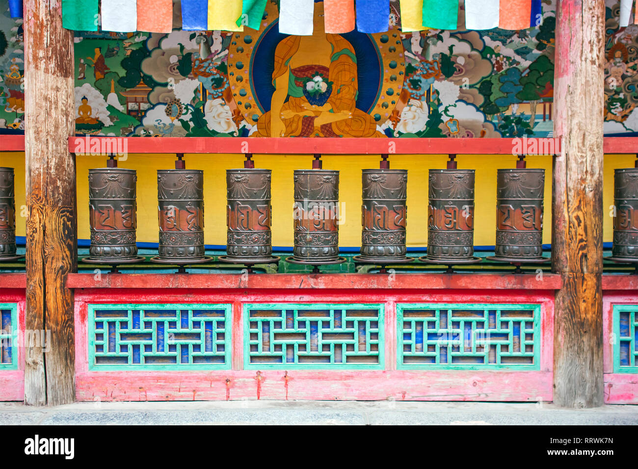 Vue orthogonale Metal grave priant les bouteilles en un temple bouddhiste de Kumbum. Façade de