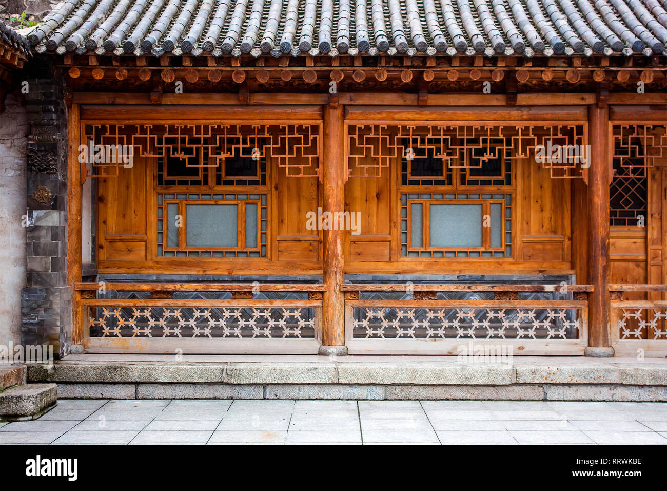 L'architecture chinoise traditionnelle en bois d'une Storie Chambre. Cour intérieure d'un bâtiment rénové Oriental. Détails sculptés de bois. Banque D'Images
