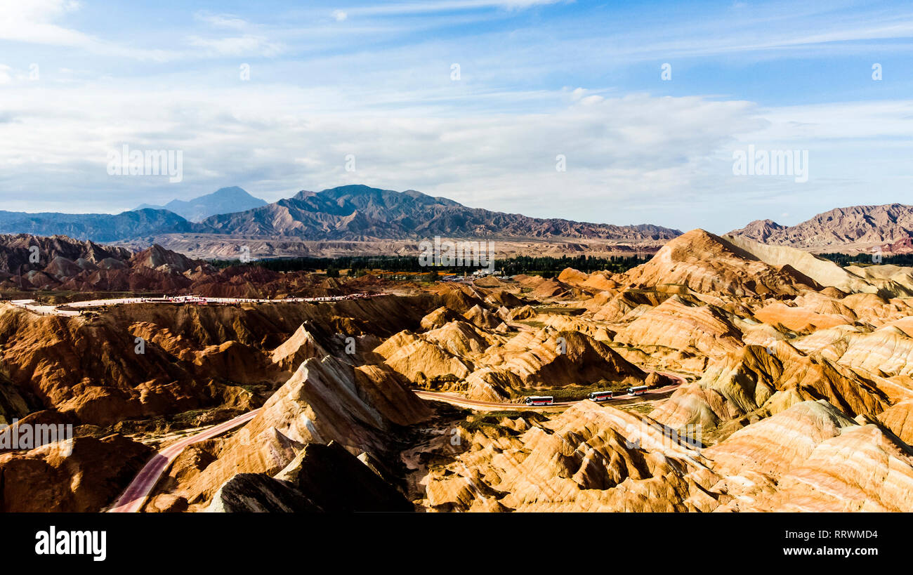 Vue du haut de la montagne Parc géologique. Stripy Relief Danxia Zhangye parc géologique, dans la province de Gansu, en Chine. Drone Photo de Bus touristiques Banque D'Images