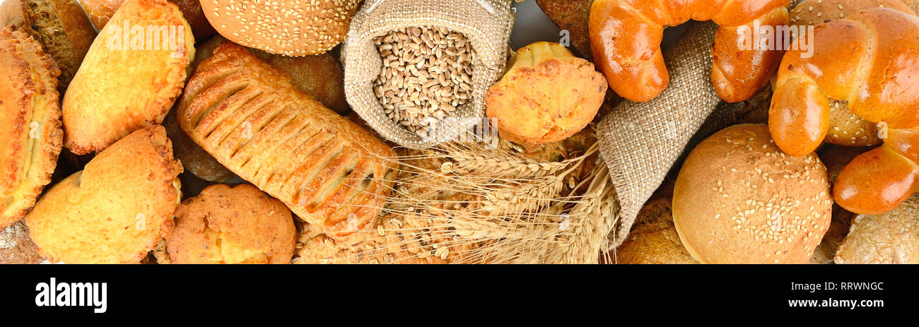 Arrière-plan panoramique de pain de blé et de farine de seigle. Vue d'en haut. Banque D'Images